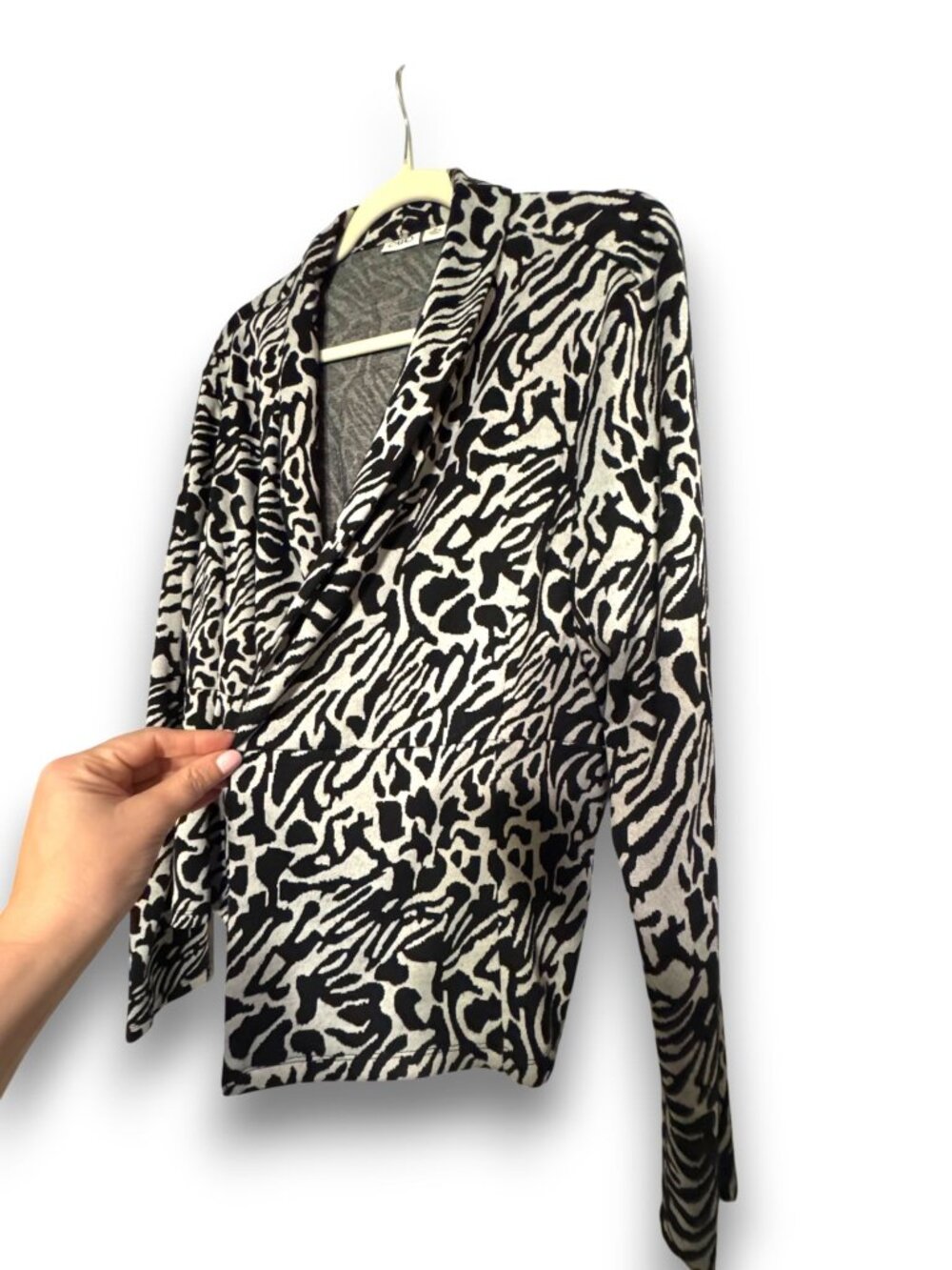 Cato Women’s Size XL Open Front Jacket Animal Abstract Print Black White Knit Bl - Picture 5 of 10